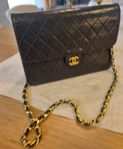 Chanelväska single flap matelesse
