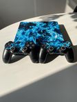 PS4 Slim 1TB i Mycket Gott Skick Med Kontroller & Tillbehör