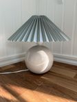 Bordslampa (klot) med veckad skärm, Åhléns