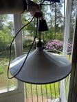 Vit stilren rund lampa 