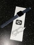 Apple watch SE 44 mm från med 100% batterihälsa 