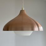 Stilfull lampa i koppar och vitt glas 