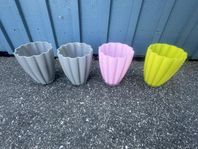 4 st vaser/blomkrukor för 100kr/st eller 300kr för alla. 