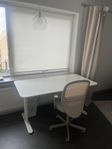 Höj- och sänkbart skrivbord med stol :)