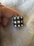 Kumkum – Cookie Zircon Pearl Ring, silver 925
