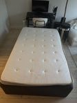 IKEA Stavanger 120x200 Fast inkl madrass + madrasskydd