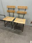Äldre barnstolar , trä & metall från gammal skola