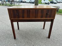 Nätt liten retro byrå ifrån 60-talet i fint skick