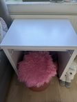 sminkbord/skrivbord och stol.