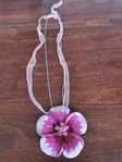 Stor rosa blomma medbling bling och tjock silverkedja400kr
