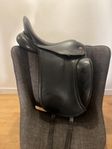 Dressyrsadel Jeffries 17”, vid/x-vid bom