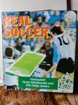 ett fotbollsspel med rörliga spelare