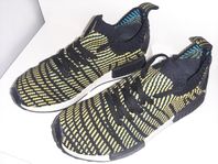 adidas boost marque aux 3 bandes. storlek 42