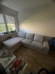 Sandfärgad soffa