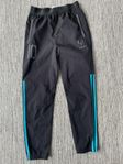 Svarta Messi Adidas byxor i strl 152