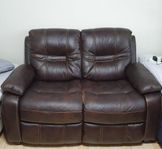 En soffa med två sittplatser 