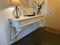 Charmigt väggmonterat sideboard i vintage stil.