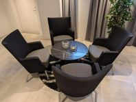 4 st fåtöljer med bord och matta