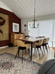Furubord med åtta stolar
