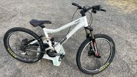 Downhill Mountainbike 24” Giant Brass SX Heldämpad