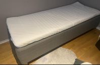Ikea skotterud resårbotten med bäddmadrass trä ben