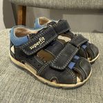 Sandaler, sneakers och stövlar i storlek 21-24