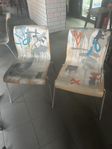 stolar med grafitti konst