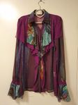 Nicole Miller blus, siden, jabot och muddar.