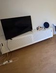 tv och TV-bänk 