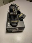 Sandaler, Everest, 23