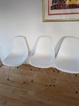 4 vita Eames DSR stolar 