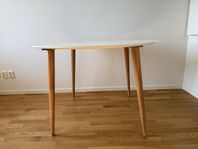 Runt bord och två stolar