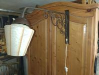 Vägglampa i metall med dekorativ design