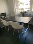  Köksbord i nyskick med 4 stolar – Större modell