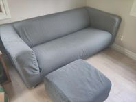 Liten grå soffa med fotpall