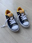 Oanvända Converse, storlek 28, nypris ca 550kr