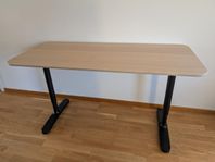 Skrivbord 140x60cm IKEA GALANT ekfaner med svart underrede 