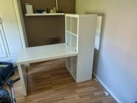 Ikea Kallax med skrivbord.