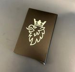Svart korthållare med gravyr - SAAB
