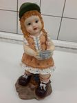 The ceramic figure: Sweet little girl photographer!.