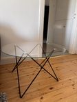Runt soffbord i glas och svart metall – stilren design