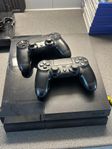 PS4 med två kontroller