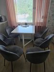Sex stolar från Mio, Kiwi i grå klädsel