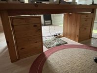 Rejält skrivbord i furu bortskänkes