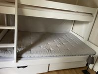 Familjesäng med madrass och lådor