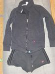 Adidas tröja med tillhörande shorts.