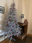 Julgran med pynt och tillbehör