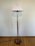 Golvlampa i teak och mässing 