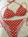 Vitprickig bikini, röd bottenfärg från Å, stl L