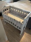 Troll Bedside crib ljusgrå inkl. madrass & spjälskydd